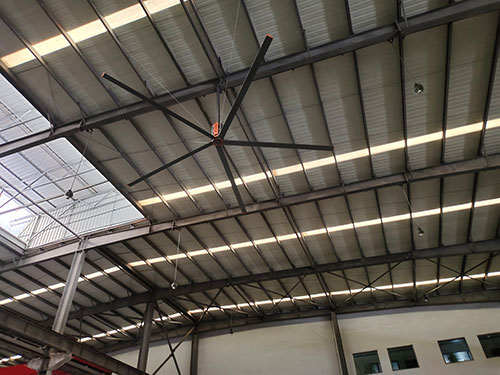 告別悶熱桎梏！7.3 米工業(yè)大吊扇，用大風(fēng)量締造車間舒適生產(chǎn)空間